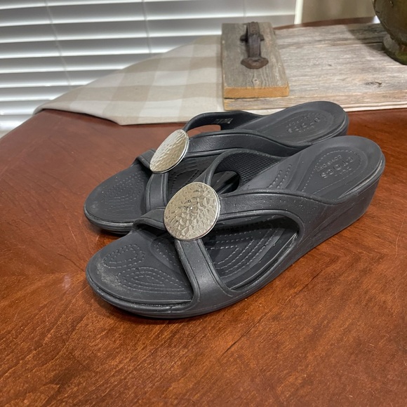 Crocs Sanrah Wedge Sandals Hammered Medallion - Picture 1 of 10